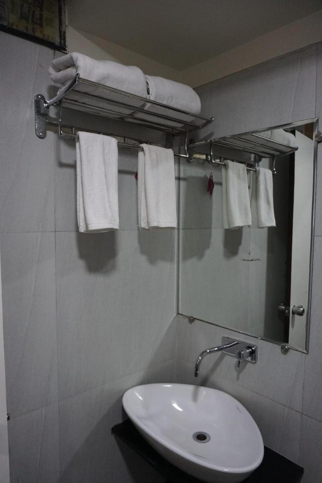 Hotel Yash Executive Aurangábád Kültér fotó
